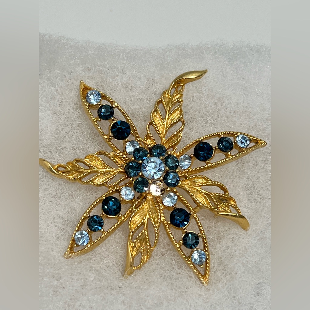 Vintage Lisner FacetedProng-Set Blue Rhinestone Filigree StarFlower Brooch 50$